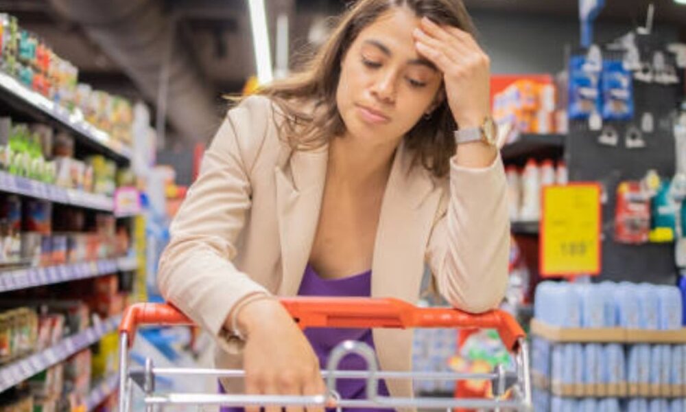 Crollo della fiducia dei consumatori a novembre: rischi per i consumi natalizi