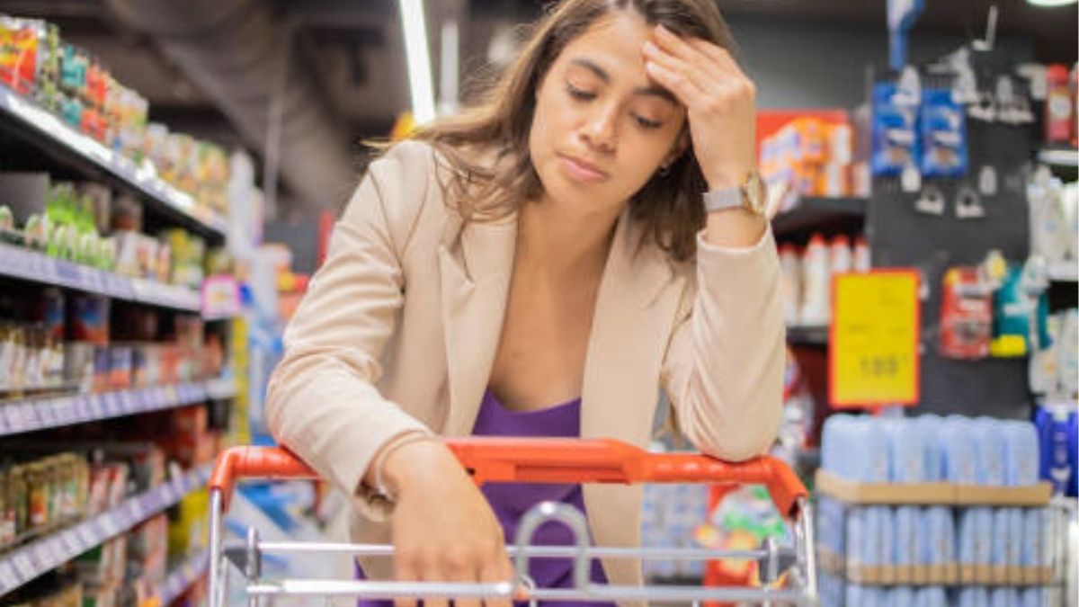 Crollo della fiducia dei consumatori a novembre: rischi per i consumi natalizi