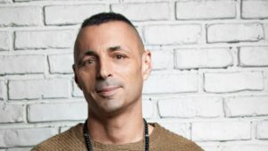 ⚖️ Alex Britti, Ex Compagna Condannata: Lo Spiava con Telecamera Nascosta