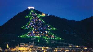 🎄 Si Accende l’Albero di Natale dei Record a Gubbio: Il Più Grande del Mondo