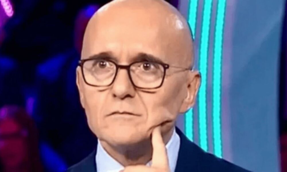 Perché Alfonso Signorini ha chiuso Instagram? L’indiscrezione di Fanpage sulle accuse di Fabrizio Corona