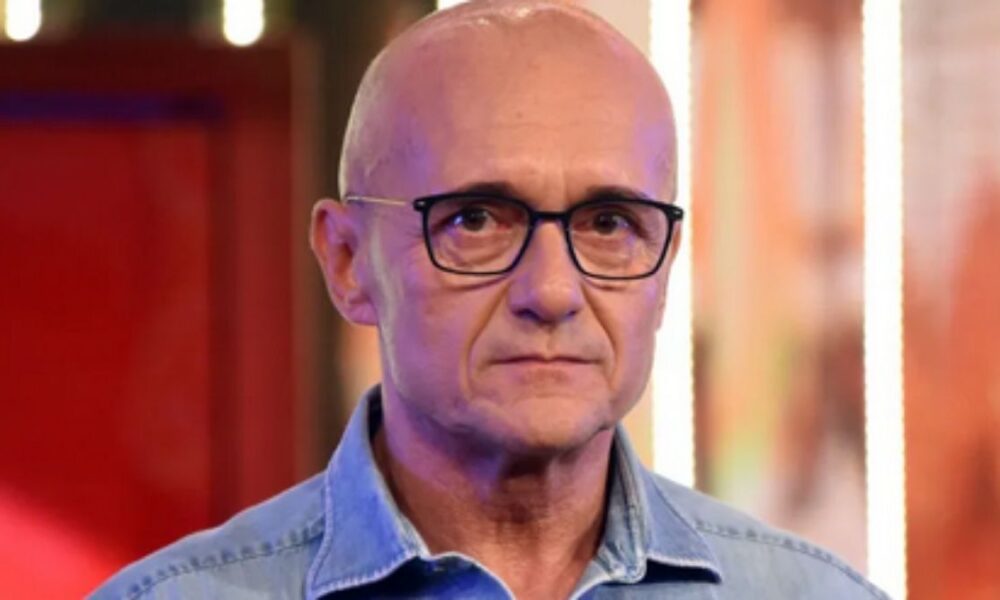 Alfonso Signorini indagato a Milano per violenza sessuale ed estorsione: coinvolto Antonio Medugno