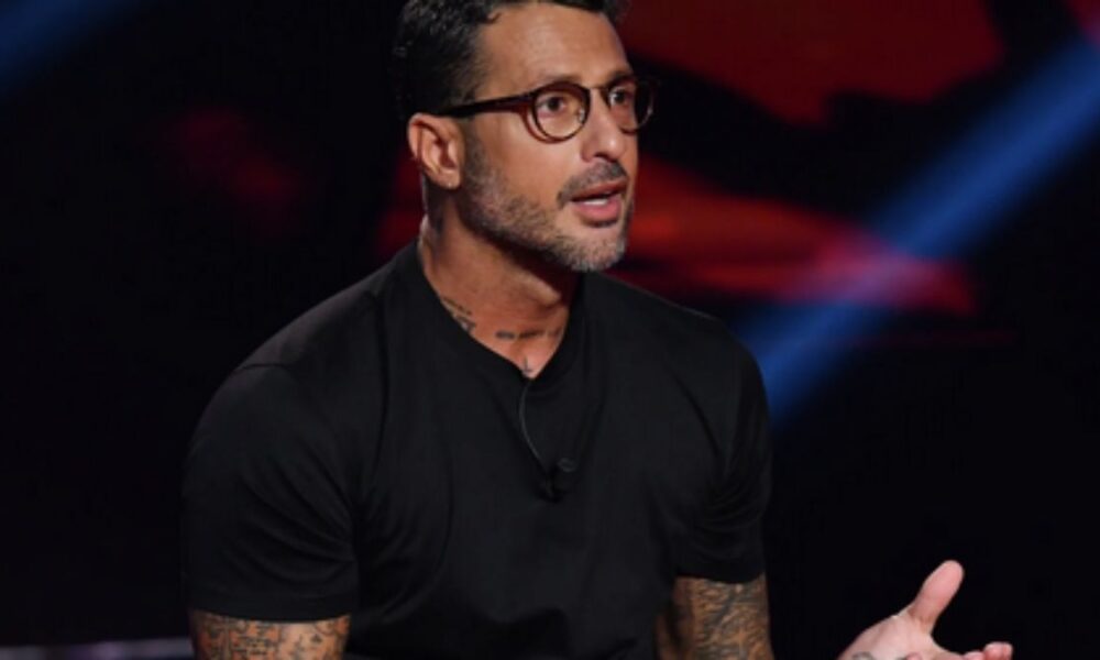Fabrizio Corona, nuova puntata di Falsissimo: Samira Lui al centro e lo scontro con Mediaset