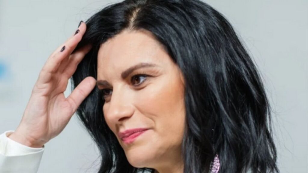 Laura Pausini nella bufera per la cover di Marco Mengoni: i fan insorgono, lo staff risponde duramente 53 laura pausini