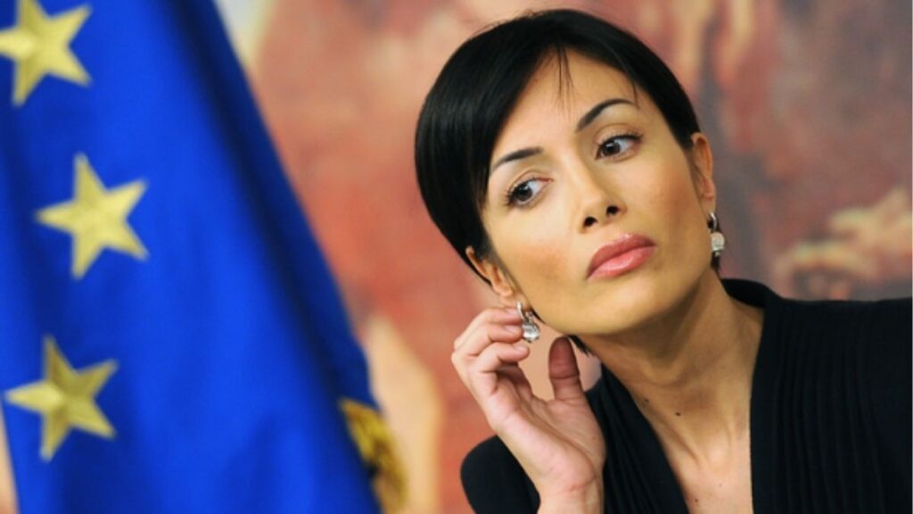 Mara Carfagna: età, carriera, matrimoni, figli, televisione, Miss Italia, politica 48 mara carfagna 1