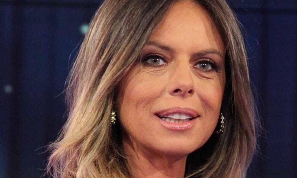 🪜 Il “Maleficio” di Mago Forest: Paola Perego Scivola Due Volte sul Palco di GialappaShow