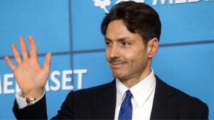 🎤 Pier Silvio Berlusconi a Tutto Campo: Amadeus, Fiction e il “Natale Bellissimo”