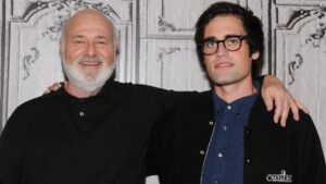 🚨 Omicidio Rob Reiner: Il Figlio Nick Formalmente Incarcerato, Trovate Tracce di Sangue nella Sua Stanza d’Albergo