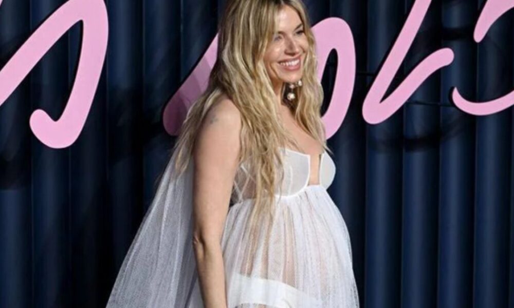 ✨ Sienna Miller Incinta a 43 Anni: L’Annuncio a Sorpresa sul Red Carpet