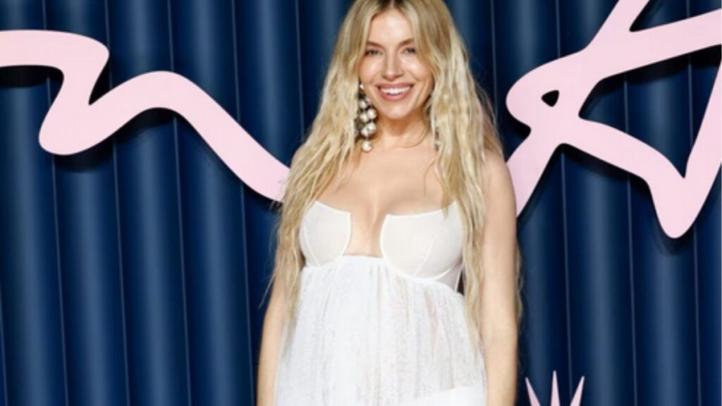 ✨ Sienna Miller Incinta a 43 Anni: L'Annuncio a Sorpresa sul Red Carpet 47 sienna miller incinta