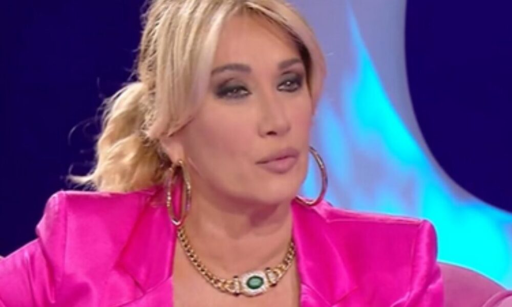 💔 Simona Tagli: Matrimonio Saltato a Causa delle “Foto Succinte” di 30 Anni Fa