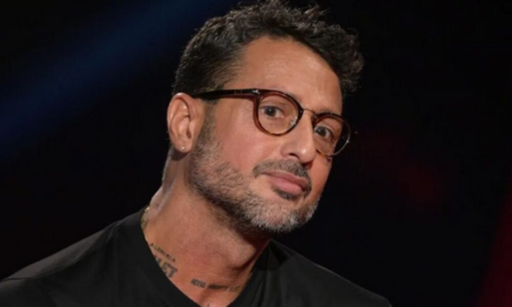Fabrizio Corona denunciato da Mediaset: chiesto il divieto di usare social e piattaforme online
