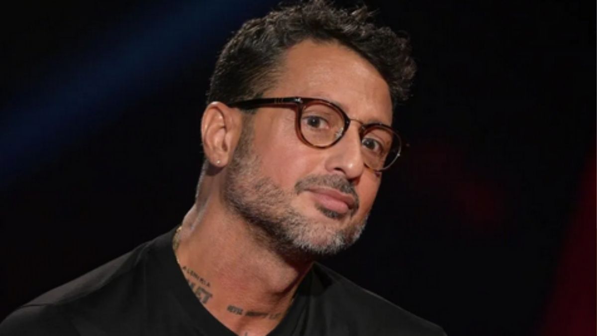 Fabrizio Corona denunciato da Mediaset: chiesto il divieto di usare social e piattaforme online