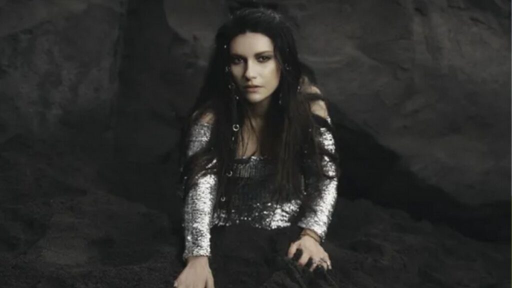 Fiorello difende Laura Pausini dopo la cover di Due Vite, Selvaggia Lucarelli la stronca: “Mengoni trasformato in un disaster movie” 52 laura pausini