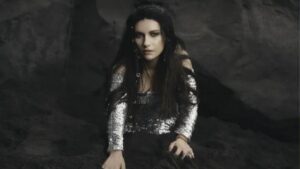 Laura Pausini nella bufera per la cover di Marco Mengoni: i fan insorgono, lo staff risponde duramente
