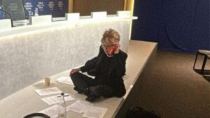 Otto e Mezzo, Lilli Gruber evacua lo studio di Davos: conduzione telefonica su La7
