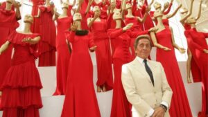 Rosso Valentino: storia e significato di un colore che ha cambiato l’immaginario della moda