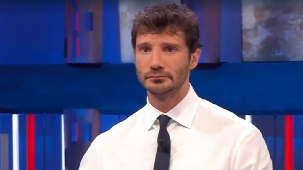 Affari Tuoi in onda nel giorno del lutto di Stefano De Martino: il sottopancia Rai divide e scatena le polemiche 54 stefano de martino 1