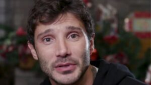 Affari Tuoi in onda nel giorno del lutto di Stefano De Martino: il sottopancia Rai divide e scatena le polemiche