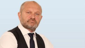 Andrea Pucci rinuncia a Sanremo dopo le polemiche: solidarietà della Meloni e della destra