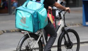 Controllo giudiziario per Deliveroo: sfruttamento dei rider e accuse di caporalato