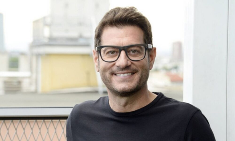 Enrico Papi: “Nessun amico vip, falsità nel mondo della tv”