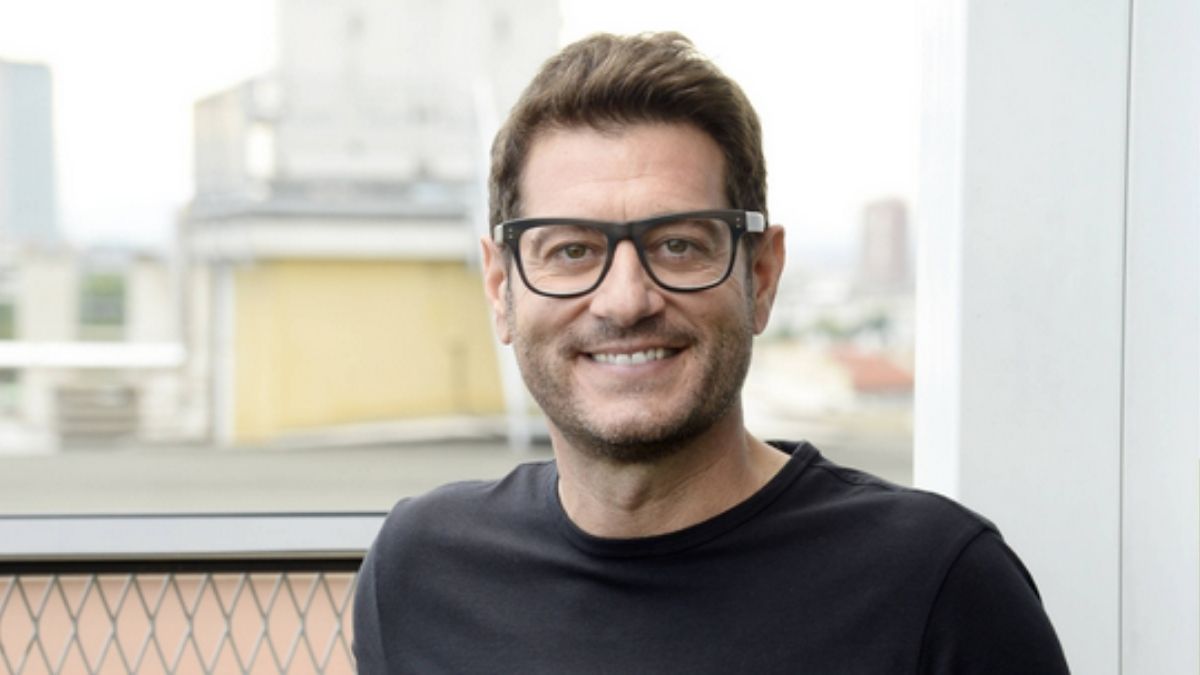 Enrico Papi: “Nessun amico vip, falsità nel mondo della tv”