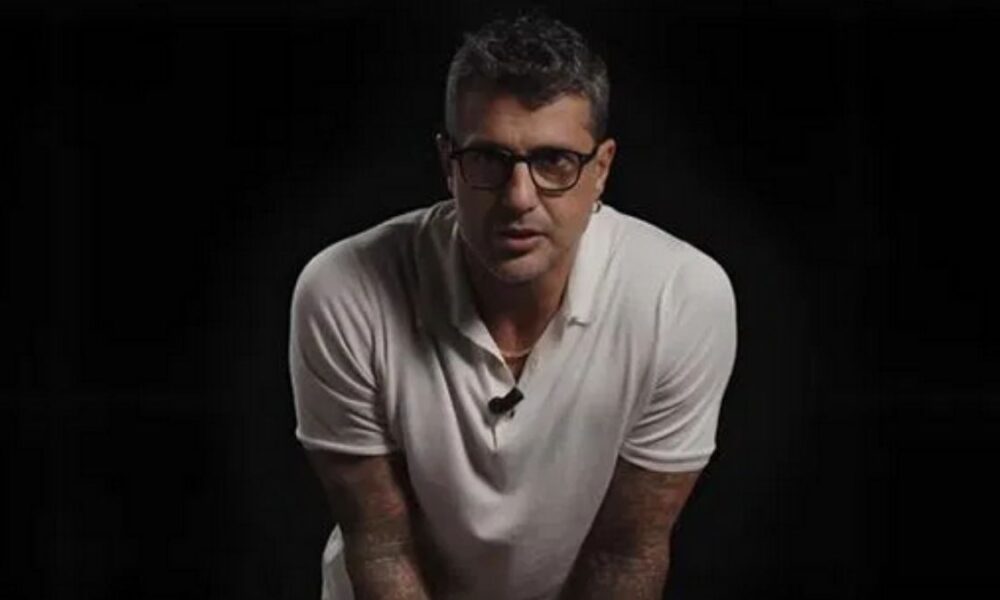 Fabrizio Corona rilancia “Falsissimo” dopo il blocco Mediaset: annunciate 30 minuti inediti