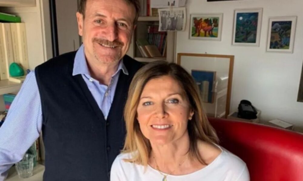 Giacomo Poretti e Daniela Cristofori in scena con ‘Condominio Mon Amour’: la commedia che esplora le contraddizioni del lavoro moderno