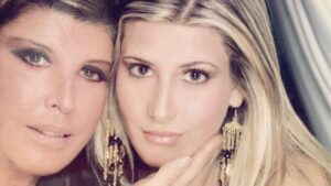 Giada De Blanck riporta mamma Patrizia a casa: l’urna a cuore e la promessa «Sempre con me»
