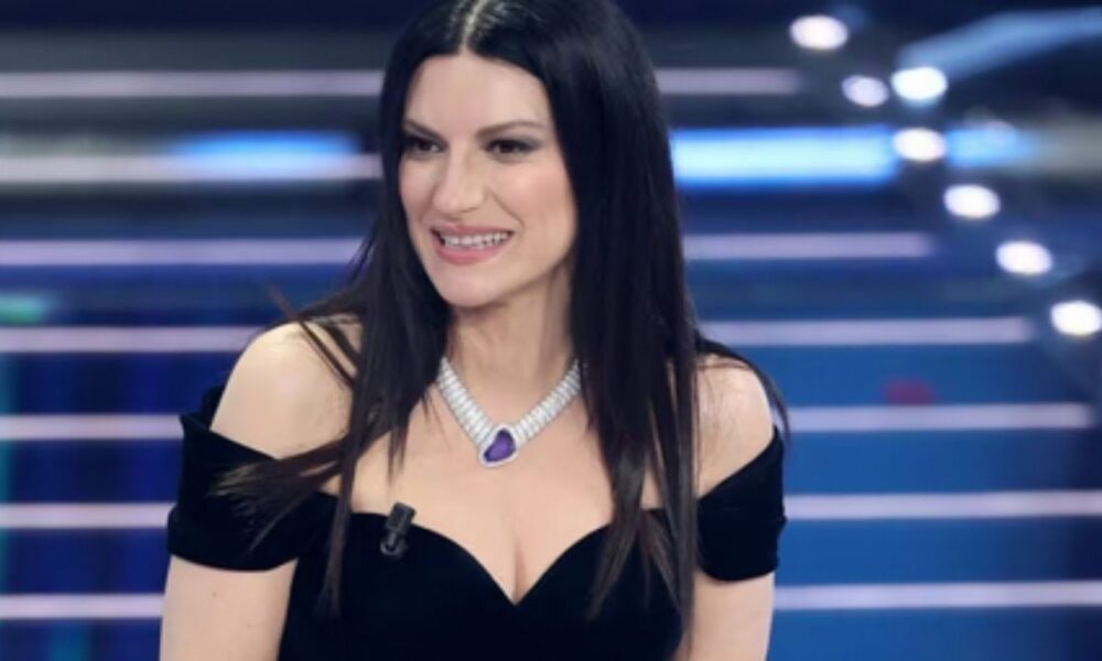 “Prima me lo avete messo qua, ora ce l’ho in mano”: la gaffe ‘hot’ di Laura Pausini a Sanremo 2026