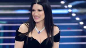 “Prima me lo avete messo qua, ora ce l’ho in mano”: la gaffe ‘hot’ di Laura Pausini a Sanremo 2026