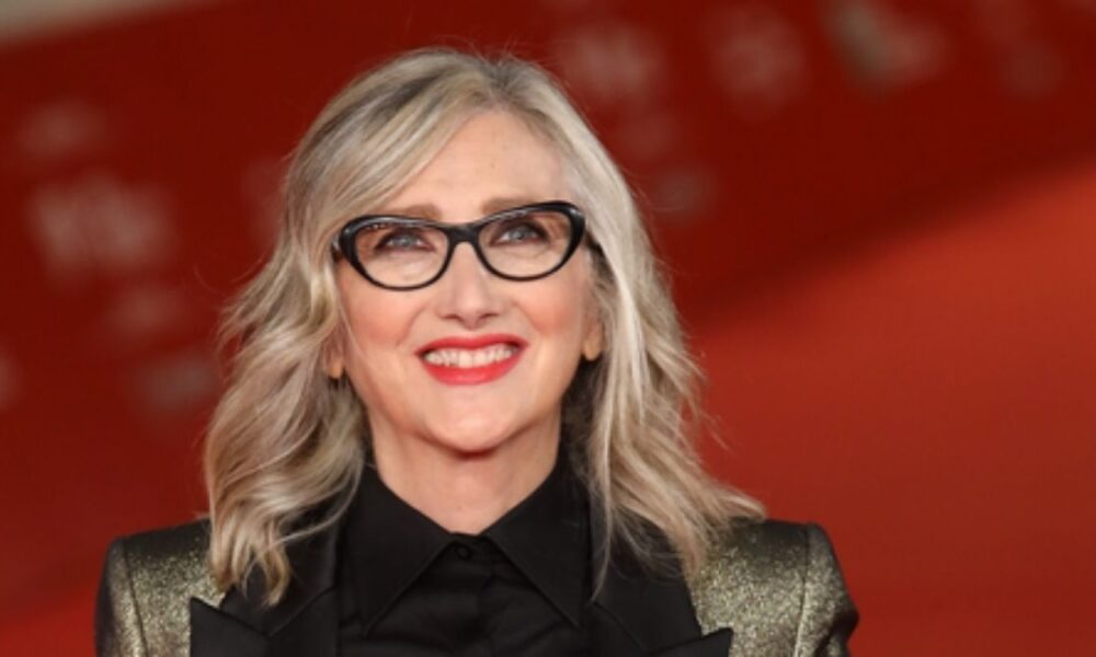 Lunetta Savino a La Confessione: “Con ‘Se non ora quando’ toccammo un nervo scoperto, le donne erano più avanti”