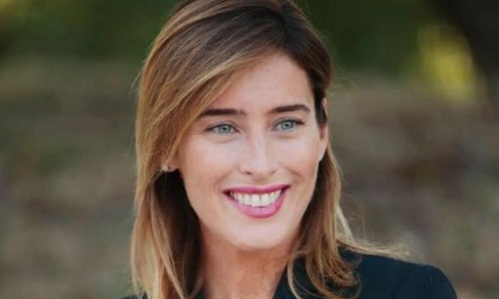 Maria Elena Boschi “di nuovo felice e innamorata”: baci con Roberto Vaccarella