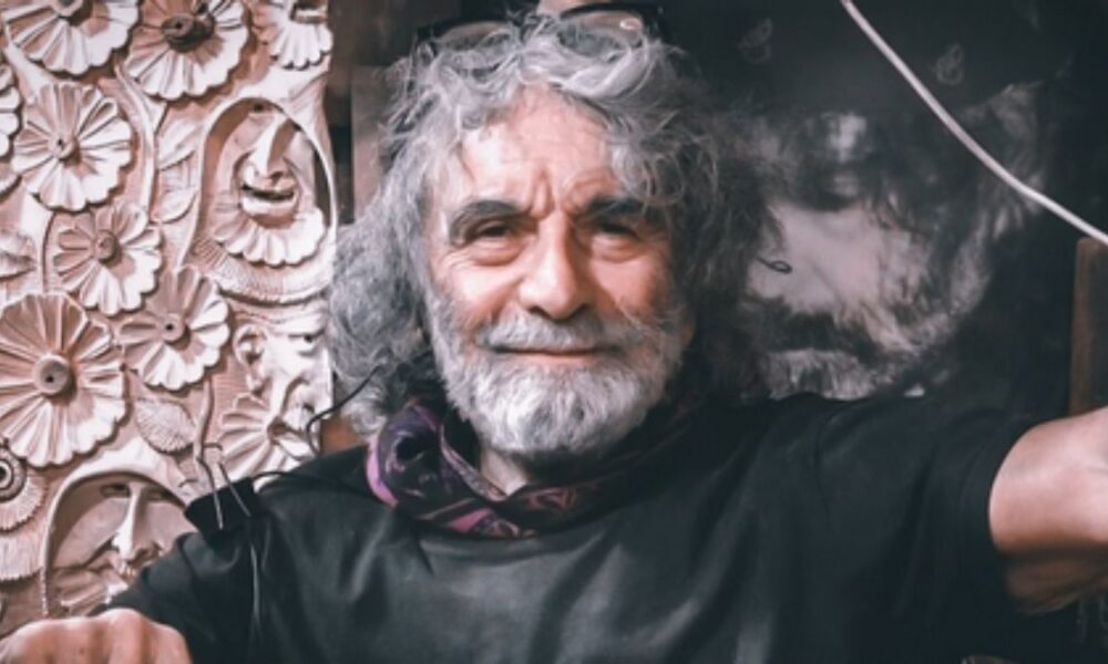 Mauro Corona, la casa rifugio di Erto: legno, sculture e una vista unica sui boschi