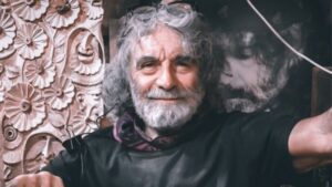 Mauro Corona, la casa rifugio di Erto: legno, sculture e una vista unica sui boschi