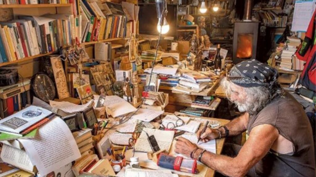 Mauro Corona, la casa rifugio di Erto: legno, sculture e una vista unica sui boschi 52 mauro corona CASA