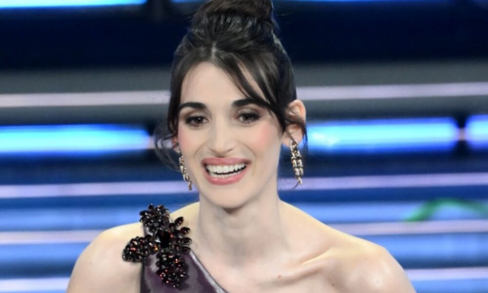 Pilar Fogliati perde un orecchino da oltre 20mila euro a Sanremo 2026: il brivido in diretta all’Ariston
