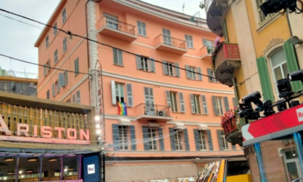 Sanremo 2026, la scaletta della seconda serata: ospiti e cantanti in gara