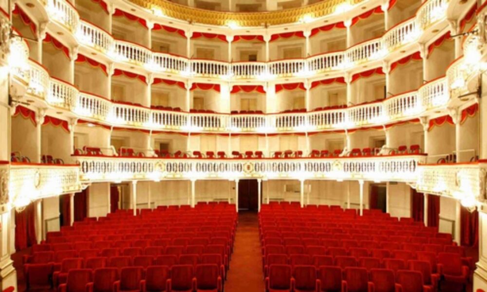 “Napoli perde un pezzo della sua identità, ricostruiamo subito”: l’appello di Marisa Laurito per il Teatro Sannazaro