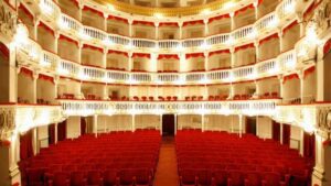 “Napoli perde un pezzo della sua identità, ricostruiamo subito”: l’appello di Marisa Laurito per il Teatro Sannazaro