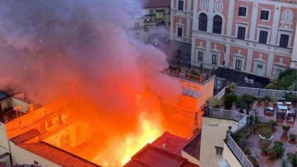 “Napoli perde un pezzo della sua identità, ricostruiamo subito”: l’appello di Marisa Laurito per il Teatro Sannazaro 52 teatro sannazaro incendio