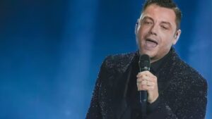 Tiziano Ferro accende l’Ariston con un medley di successi