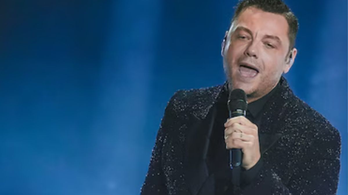 Tiziano Ferro accende l’Ariston con un medley di successi