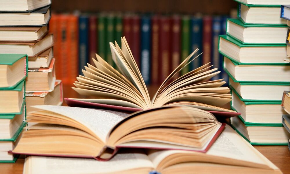 20 abitudini dei veri amanti dei libri: segnali che sei un lettore incallito