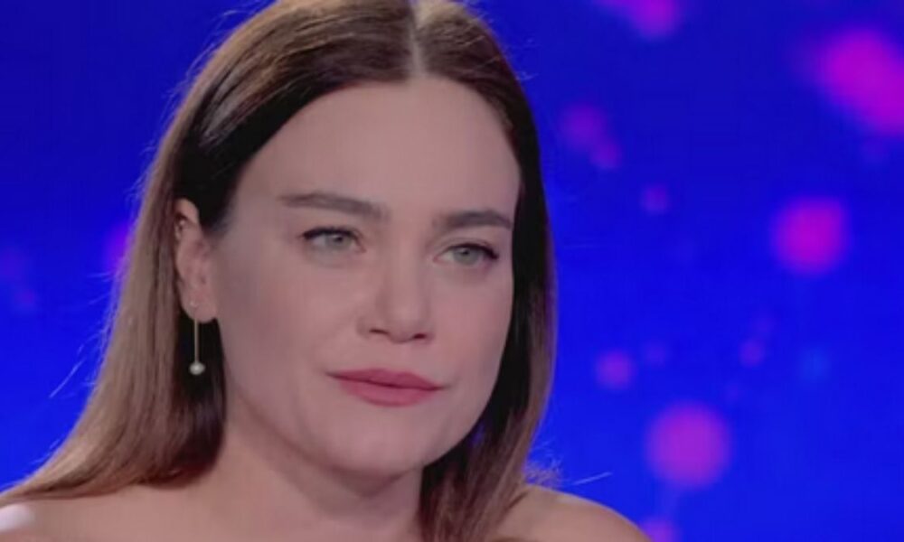 Romina Carrisi si racconta a Verissimo: «Con il padre di Axel è finita. Piango di notte per non farmi vedere da mio figlio»