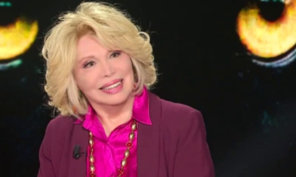 Amanda Lear choc a Belve: “Dalí impotente, Bowie non mi piaceva”