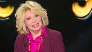Amanda Lear choc a Belve: “Dalí impotente, Bowie non mi piaceva”
