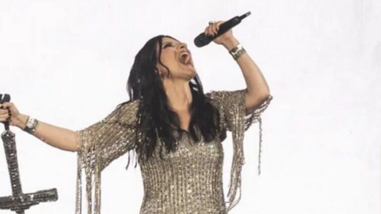 Laura Pausini ironizza con un fan ubriaco a Madrid: “Bere tanto non aiuta”