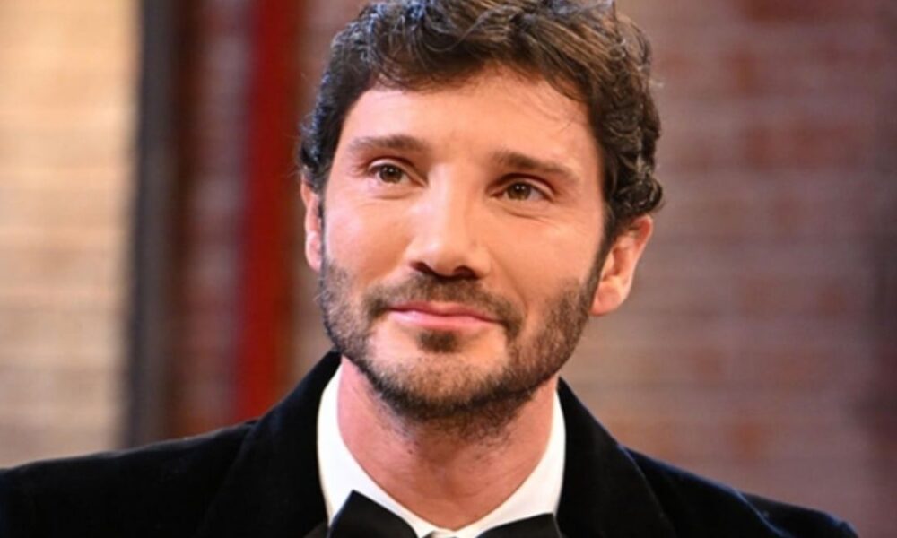 Stefano De Martino si commuove a Capri: il premio dedicato al padre Enrico emoziona il pubblico. E Carlo Amleto sogna Sanremo 2027